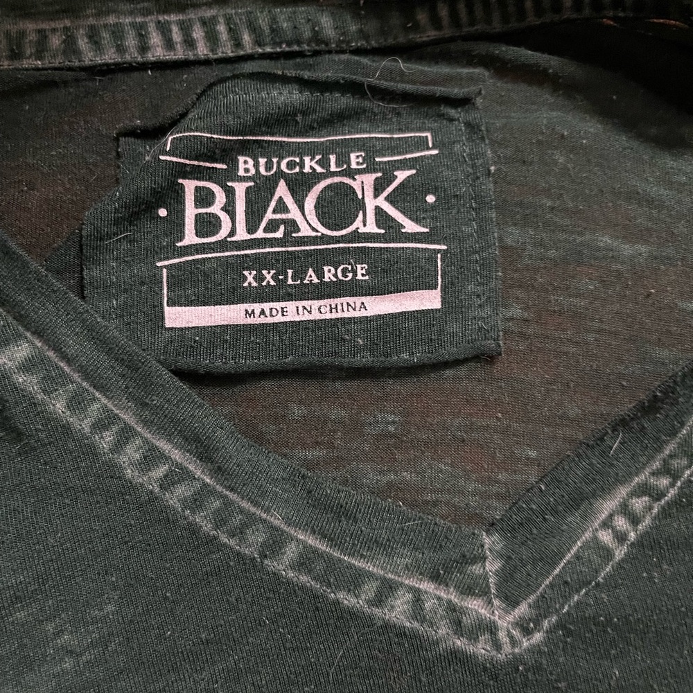 Buckle v neck tee